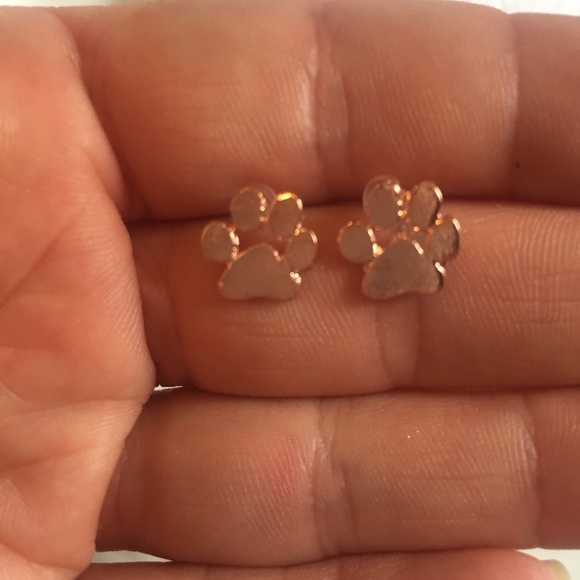 🐾 Sweet paw stud metallic earrings available in gold rose gold or silver - Picture 7 of 7